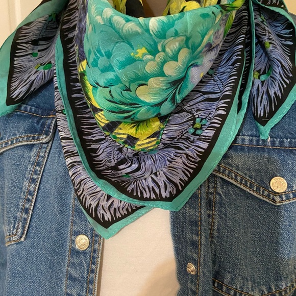 Oscar De La Renta Scarf 100% Silk - Picture 7 of 7